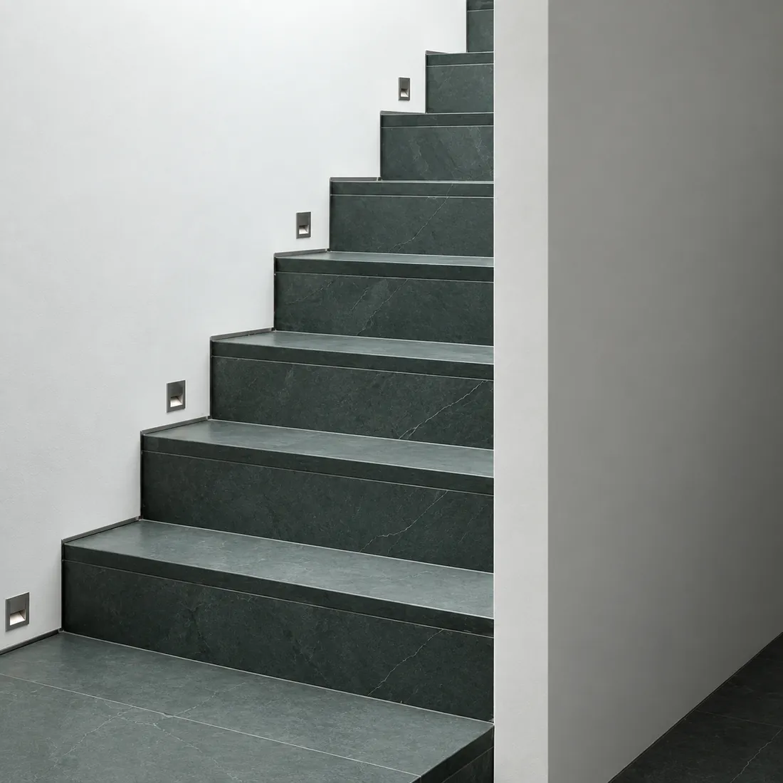Schiefertreppe nach Maß in einem Treppenhaus