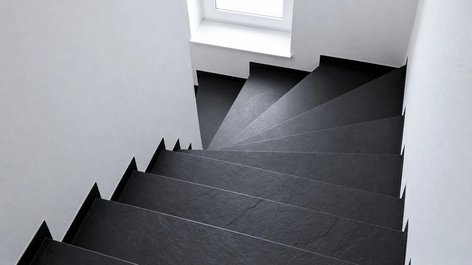 Individuell gefertigte Schiefertreppe in Schwarz